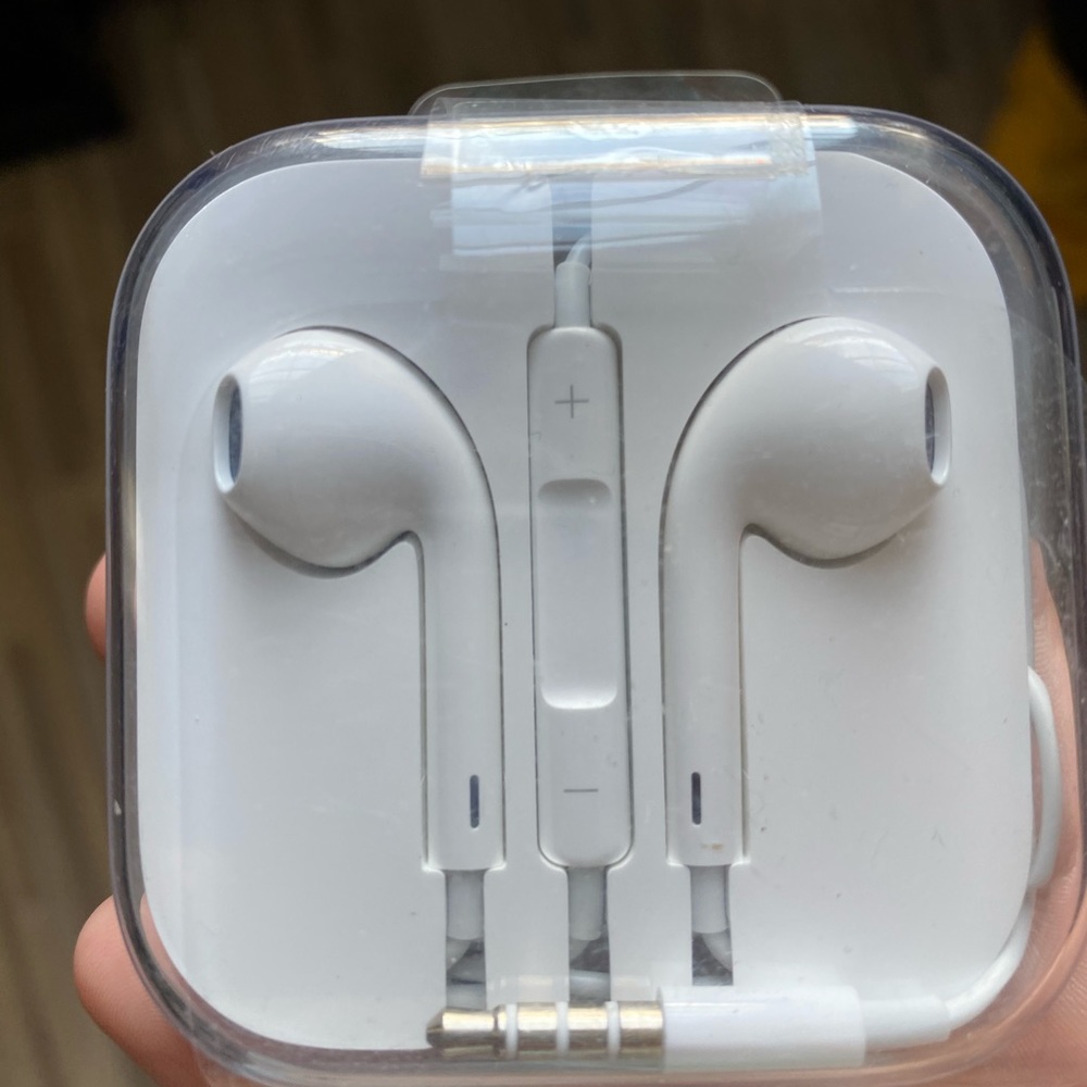 Brand New APPLE EARPODS WITT 3.5MM HEADPHONES